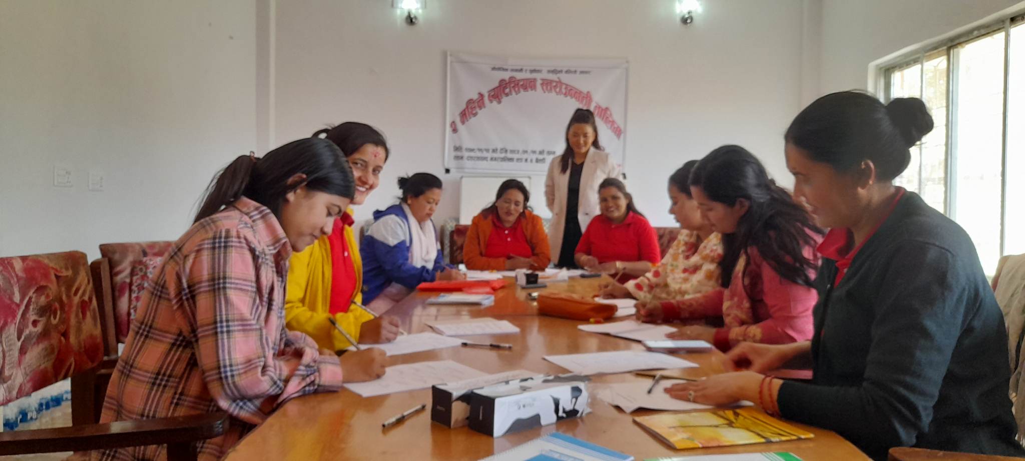 ब्युटिसियन बनेर आत्मनिर्भर बन्ने योजनामा महिला 